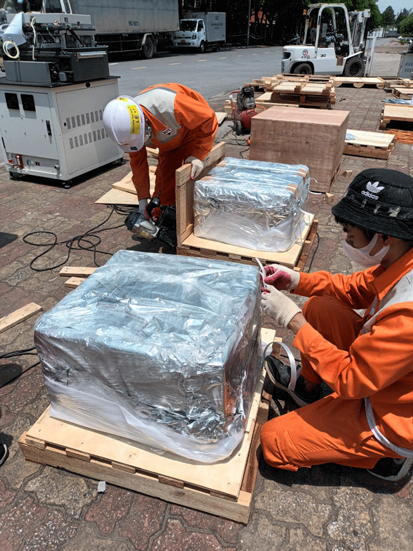 Thực hiện đóng gói hút chân không