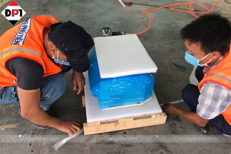 Thực hiện các bước đóng gói bảo vệ hàng hóa